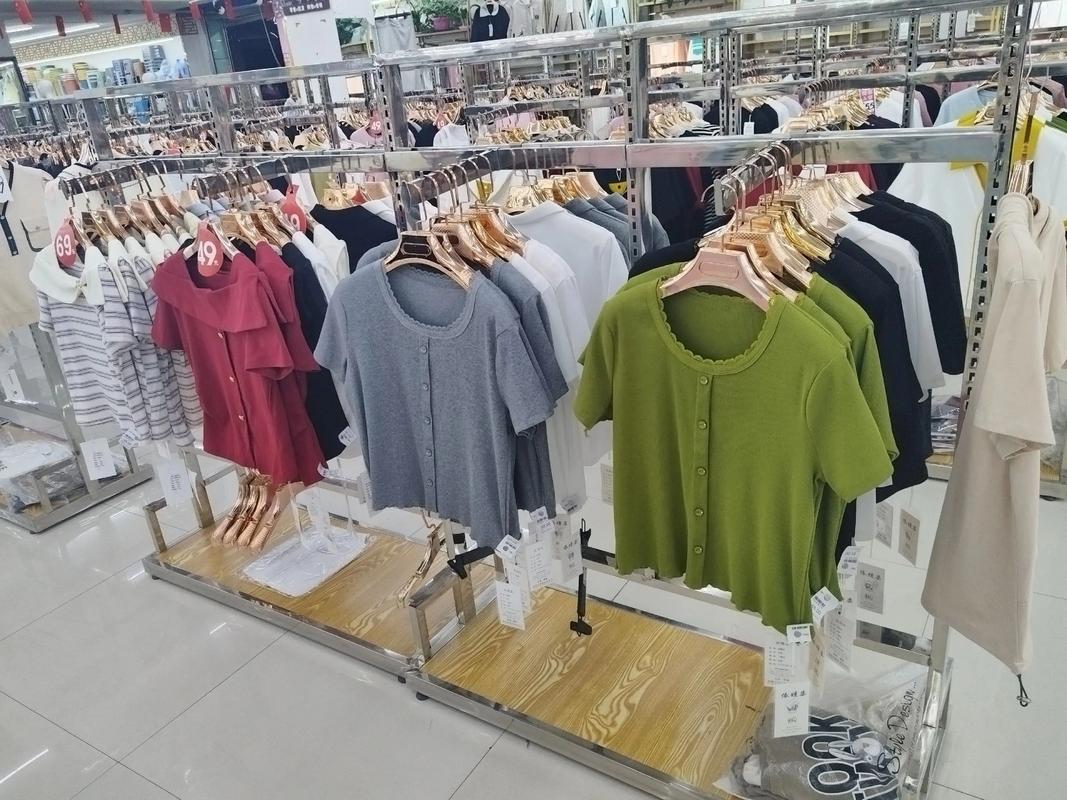 統一三樓火狐貍服裝批發城夏裝上新，鞋帽批發再掀熱潮