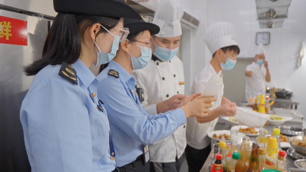 全國首批五星市場(chǎng)監(jiān)管所花落銀灘 以精細(xì)化餐飲管理服務(wù)守護(hù)旅游消費(fèi)“金字招牌”